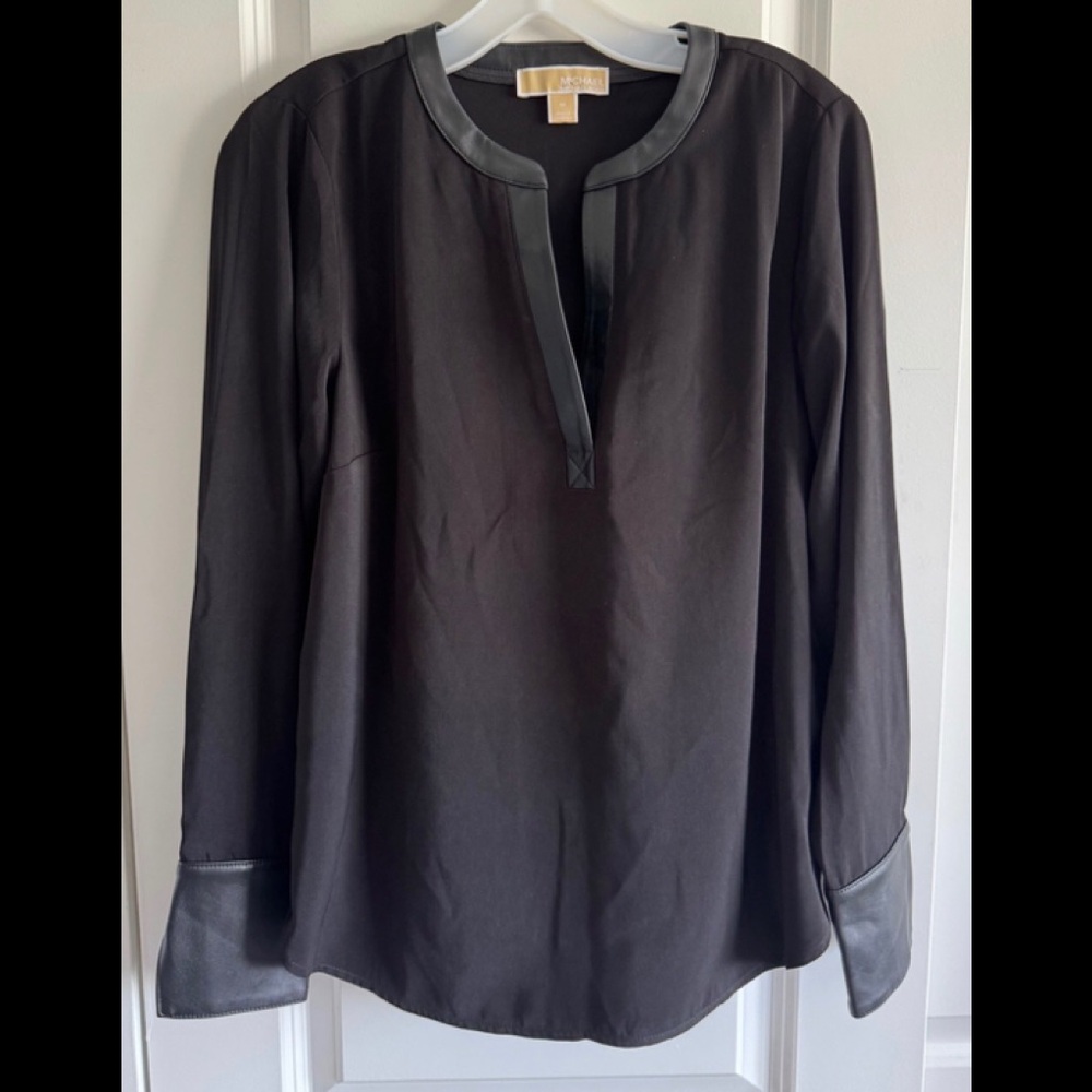 Michael Kors Vneck super cute long sleeve top